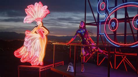 immagini pubblicitarie prada vista 2018|Campagna pubblicitaria Prada 2018: un presente al neon, .